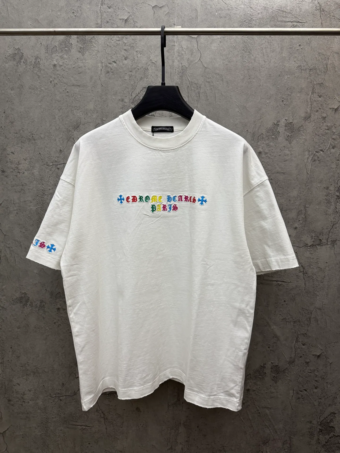 P230 top version, real shot without P, ​​different from market currency) 𝗖𝗵𝗿𝗼𝗺𝗲 𝗛𝗲𝗮𝗿𝘁𝘀/Croxin 2026 spring new original single counter American color thread embroidery couple short sleeves 👑The highest version! Customized fabric 320 grams, best-selling model at the counter, very comfortable to wear. Accessories: original molded and authenticated collar label ➕ 100% silk wash water label. Genuine purchase-grade original hangtag➕matching hanging rope➕3D hanging beads➕original packaging bag. Craftsmanship: The original version has consistent wiring! The highest version of the armhole matching technique! Color: White Black Size: S M L XL Style No.: 5203